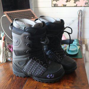 Brand new ThirtyTwo women's snowboard boots size 8.5 / 39.5